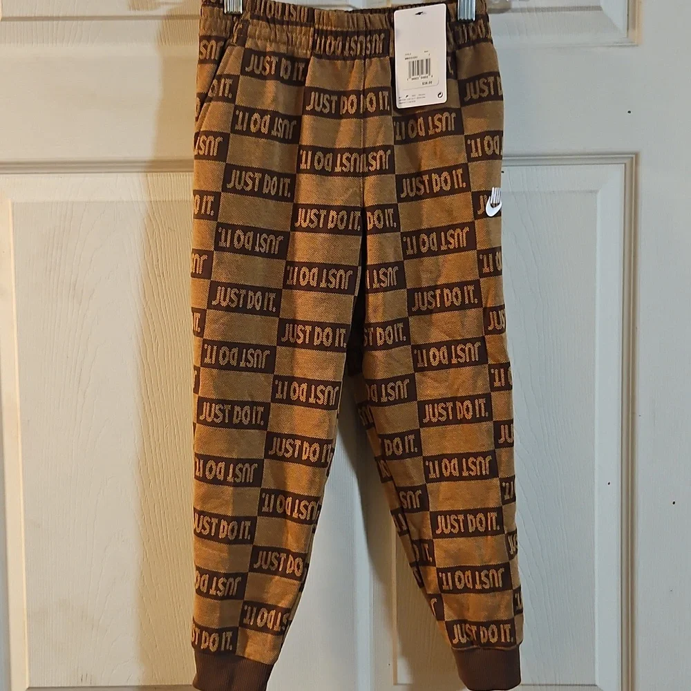 Nike KIDS Sportswear Textured Club Fleece Joggers: BROWN: NEW WITH TAGS: SZ 7